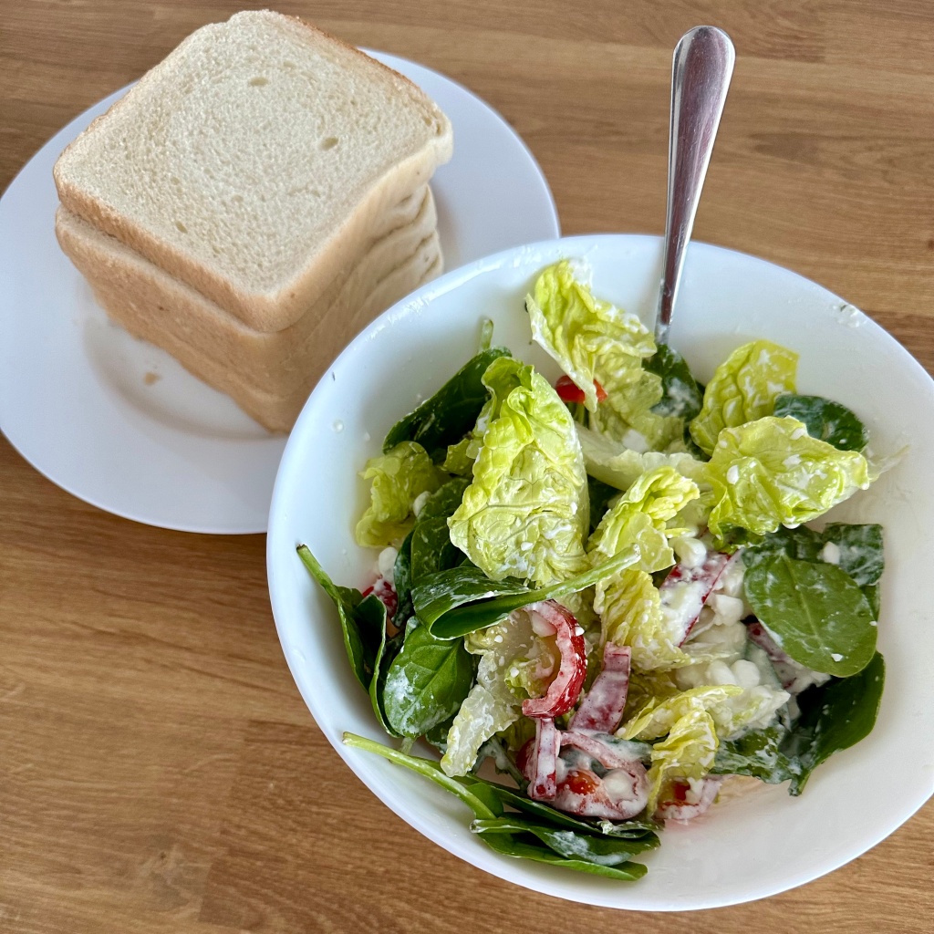 Zeleninový salát s cottage a zakápnutý olivovým olejem a tousťákem